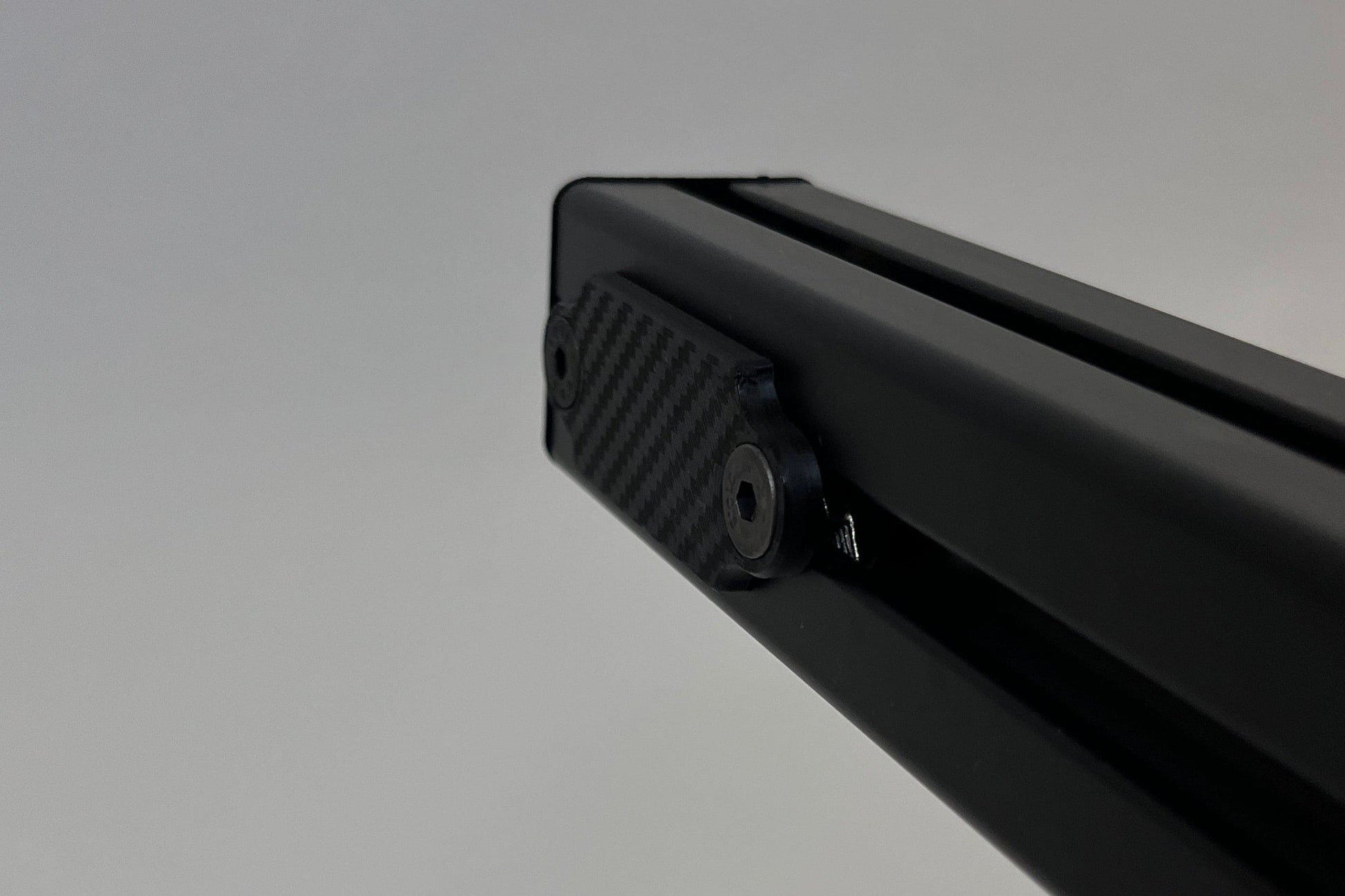 Close up of magmount on 4040 profile