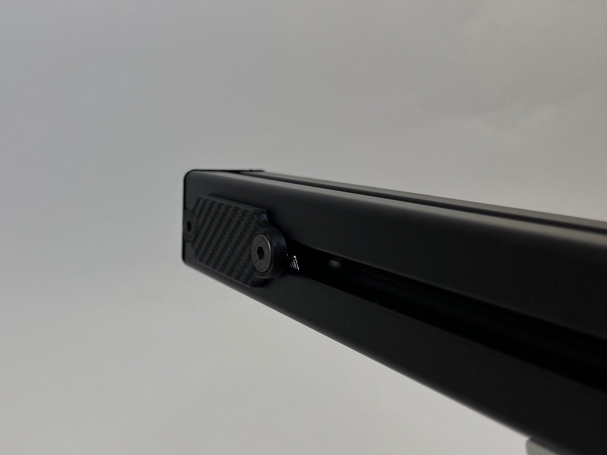 MagMount mounted to 4040 profile showing carbon texture